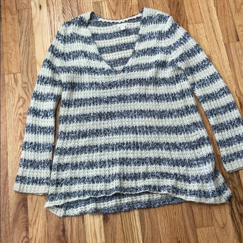 Hinge sweater in size small